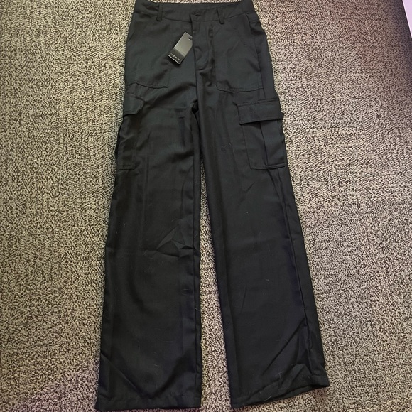 Forever 21 Twill Wide-Leg Cargo Pants. Size: small. Black - Picture 2 of 2